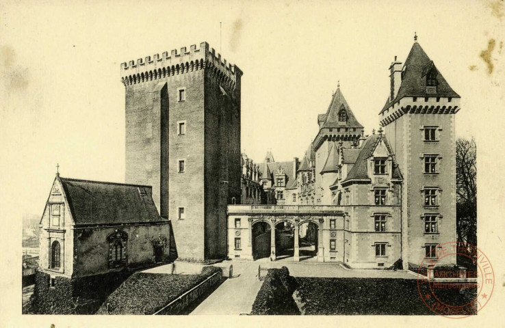 Château de Pau. Le Donjon et l'Entrée.