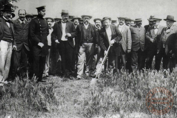 Le démantèlement des fortifications de Thionville (1902-1903) - Le Maire Crauser donne le premier coup de pelle pour le démantèlement des fortifications. A droite, le banquier Zimmer. 1902