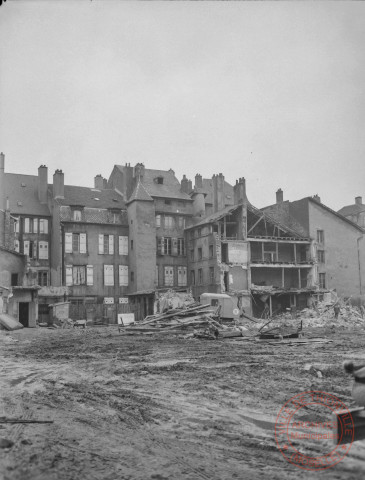 [Immeubles annexes de l'ancien Hospice Sainte-Madeleine peu avant leur démolition en 1962 : façade des maisons de la rue de Paris (face arrière), façade des maisons de la rue de la Poterne]