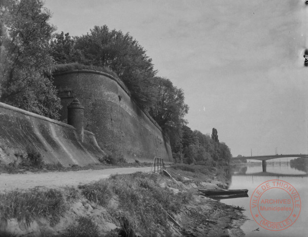 [Bastion de Metz le long du chemin de halage de la Moselle]