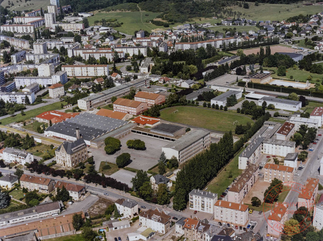 Vue aérienne de Thionville - Au premier plan le lycée "La Briquerie", au fond à gauche la Côte des Roses, et à droite la piscine municipale, le gymnase Jean-Pierre Adams et le stade Saint-François