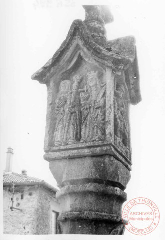 Bildstock de 1540 (restauré en 1995) situé à la sortie du hameau de Evange (commune de Breistroff-la-Grande), 9 rue Principale. Croix fleur de lys