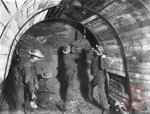 Mineurs creusant une galerie de communication dans une mine de charbon