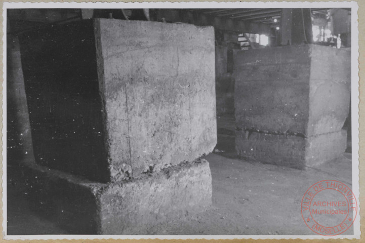 Réversible de 750. Refroidisseur. Les massifs en béton sont cassés.