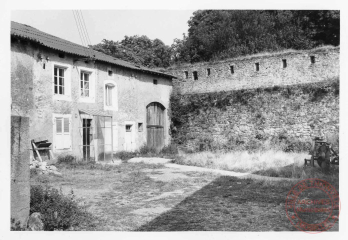 Mur d'enceinte du château de Rodemack, vu depuis l'Impasse des Fiefs