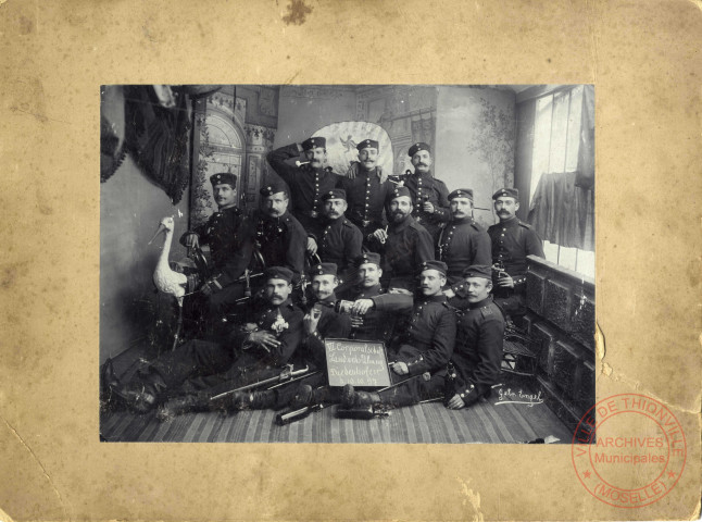 [Photographie d'un groupe de soldats allemands posant dans un studio, le 10/10/1897]