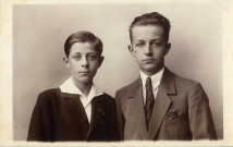 [Photographie de deux adolescents de la famille Martha]