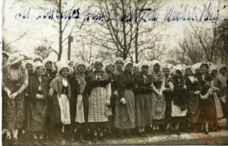 [Photographie de jeunes filles habillées en lorraine pour la visite du maréchal Pétain en 1919]