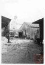 Ferme située au 1 rue de la Fontaine à Cattenom, au fond la chapelle du cimetière
