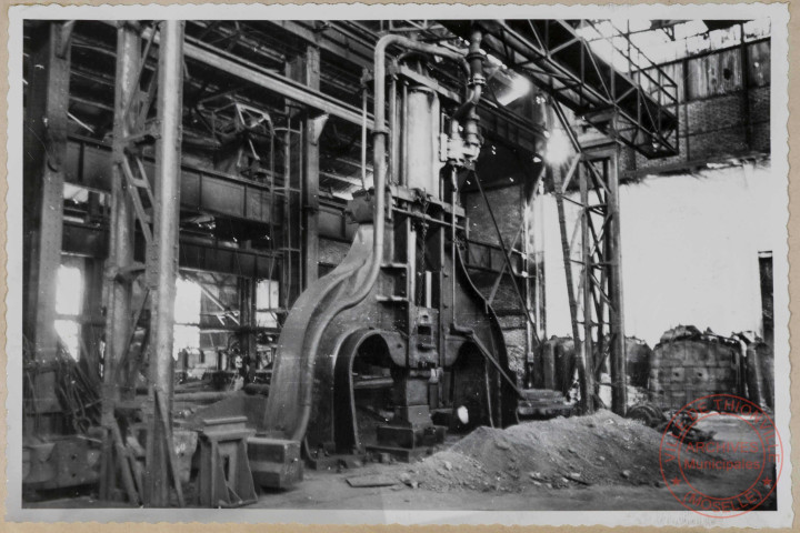 Pilon de 4000 kg. Cassures du bâti et du cylindre.