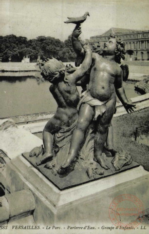 VERSAILLES- Le Parc - Parterre d'Eau - Groupe d'Enfants