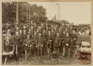 [Groupe de sapeurs-pompiers posant avec leur matériel dans les années 1900]