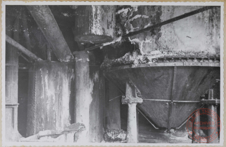 Usine à sulfate - Cave. A remarquer le mauvais états des cuves des saturateurs, de leur calorifugeage et des bacs. Le tout est corrodé par les vapeurs d'acide. Egalement à retenir le très mauvais états du plancher.