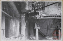 Usine à sulfate - Cave. A remarquer le mauvais états des cuves des saturateurs, de leur calorifugeage et des bacs. Le tout est corrodé par les vapeurs d'acide. Egalement à retenir le très mauvais états du plancher.