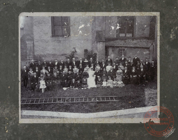 [Photo de groupe réalisée lors d'un mariage]