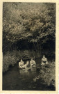 [Photographie d'un groupe de 2 jeunes filles et 2 jeunes garçons barbotant dans un ruisseau]