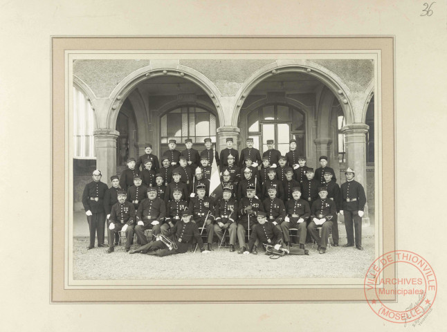 [Photo de groupe de la musique des sapeurs-pompiers devant l'Hôtel de Ville]