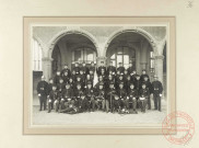 [Photo de groupe de la musique des sapeurs-pompiers devant l'Hôtel de Ville]