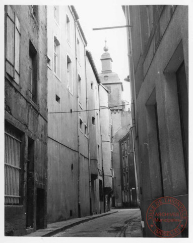 Rue de la Tour, au fond le Beffroi. Façades XVIIe et tourelles XVIe - Thionville