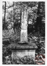 Bildstock situé à Budling. Sur la gauche du chemin montant vers la chapelle du Hackenberg, à six cent mètres du sommet, il faudra rechercher, parmi les arbres, un bildstock à double bâtière montrant saint Sébastien dans la niche qui fait face au chemin.Il s'agirait du bildstock correspondant à une mission du village de Budling. Le socle a été refait au XIXe siècle comme en témoigne l'inscription sur la face avant du socle de la croix " réparée par les soins de la Mairie de Budling - 1828 "