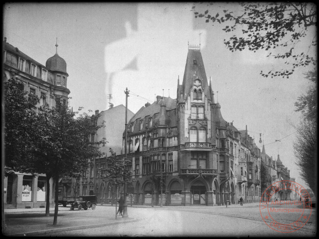 Immeuble angle avenue Albert 1er et avenue Maréchal Pétain (actuelle pharmacie du Parc)