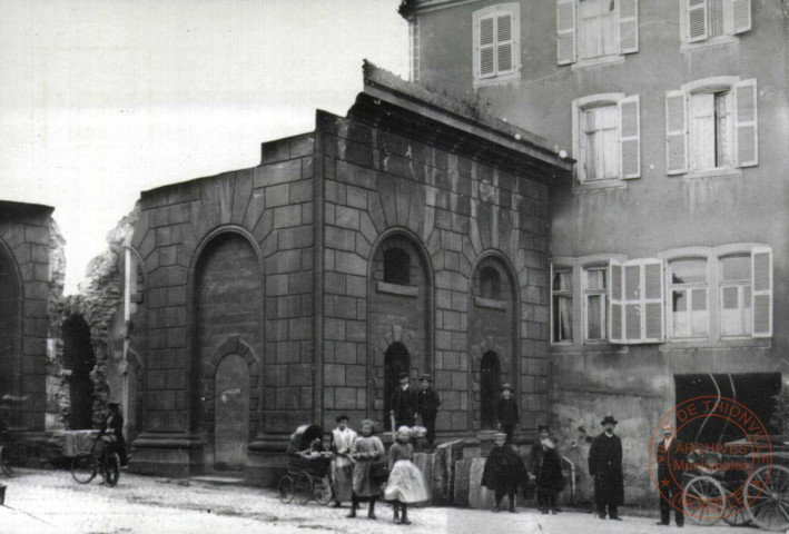 Le démantèlement des fortifications de Thionville (1902-1903) - La démolition de la porte de la Moselle. A droite, l'hôtel Petit (plus tard hôtel St-Hubert). 1903