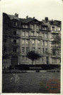 [Vue de l'immeuble situé square René où habite Gustave l'instituteur Becker Schwartz dans les années 1950]