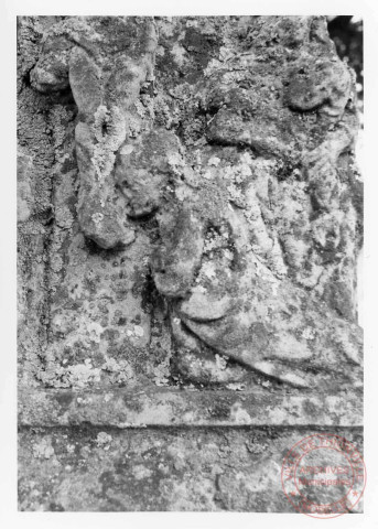 Bildstock situé 13, rue Saint-Jean à Basse-Rentgen. Sujet : Christ en croix, pâmoison de la Vierge, le coup de lance, présentation du vin aigre à Jésus. Détails