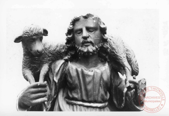 Statue d'un berger tenant un agneau située à l'église paroissiale Saint-Rémy de Puttelange-lès-Thionville. Elle est placée sur l'autel latéral de droite