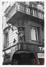 Statue représentant un homme assis sur un ballot de tabac, située à l'angle de la rue des Deux-Places et de la rue du Four Banal à Thionville