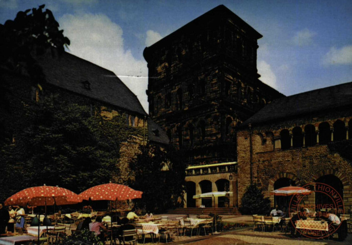 TRIER.Brunnenhof mit Porta Nigra und Simeonstift