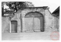 Portail d'entrée de la maison des Baillis (XVIe), place des Baillis à Rodemack. Construit vers 1560 par les Margraves de Bade, la "Maison des Baillis" ou "Petit Château" servait de résidence aux représentants des Seigneurs, que l'on appellait les Baillis