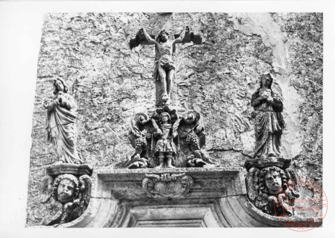 Bildstock situé rue Principale à Puttelange-lès-Thionville, à côté de l'école. Statues de Saint-Donat, Saint-Ferré, Saint-Quirin et Saint-Firmin. Partie haute de 1744 et partie basse (Christ au tombeau) du XVIe
