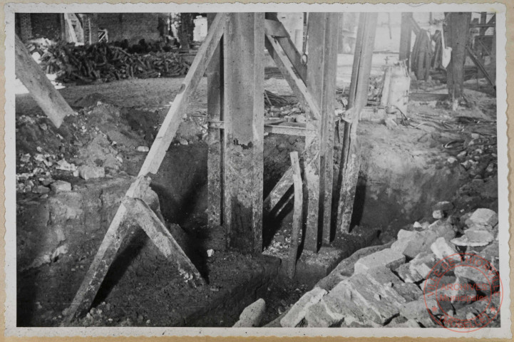 Pied de poteau de halle de coulée. Exemple de corrosion à la base.