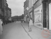 [Vue de la rue du Luxembourg, les forces de l'ordre et leurs véhicules au fond. Il semblerait que ce soit une reconstitution d'une affaire criminelle]