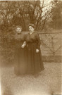 [Photographie d'Elisabeth Pals accompagnée d'une autre femme dans le jardin en 1914]