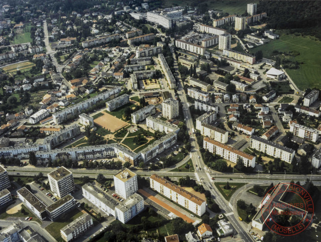 Vue aérienne de Thionville - En premier plan le service de traitement des eaux, le square Fénelon et la Côte des Roses, au fond L'Hôpital Bel-Air