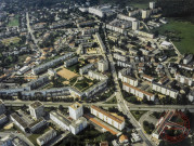 Vue aérienne de Thionville - En premier plan le service de traitement des eaux, le square Fénelon et la Côte des Roses, au fond L'Hôpital Bel-Air