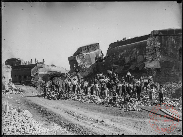 [Ouvriers lors de la démolition des fortifications thionvilloise, portes et remparts]