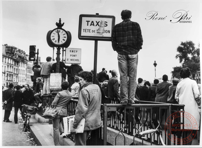 Mai 1968 - Paris, manifestation vers le pont Saint-Michel