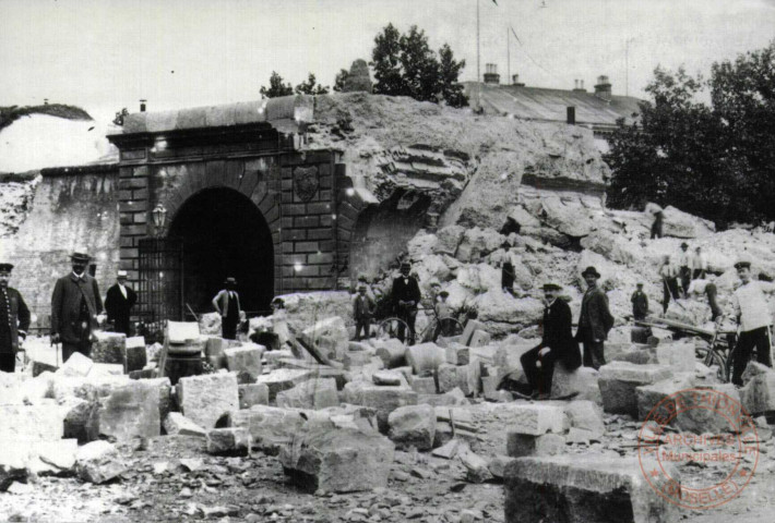 Le démantèlement des fortifications de Thionville 1902-1903. La démolition de la porte de Metz 1903.