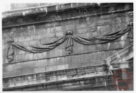 Place de l'Eglise, église Saint-Maximin, détail de façade, draperie néo-classique - Thionville