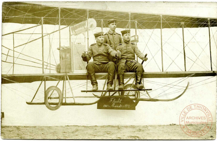 [Portrait Studio de trois Soldats allemands sur un avion]