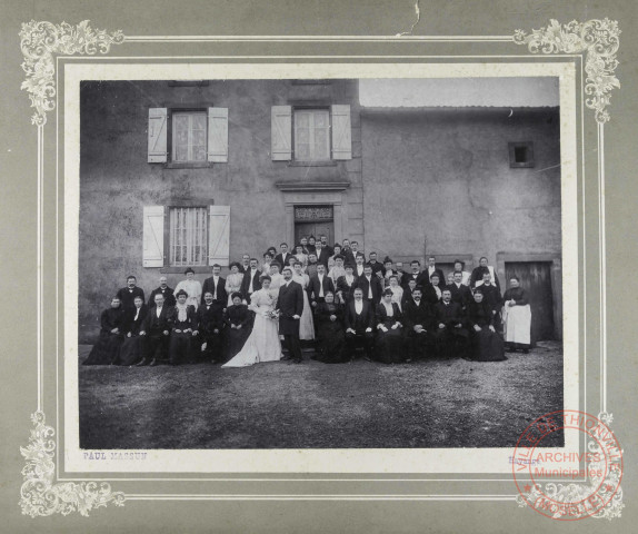 [Photo de groupe réalisée lors d'un mariage]