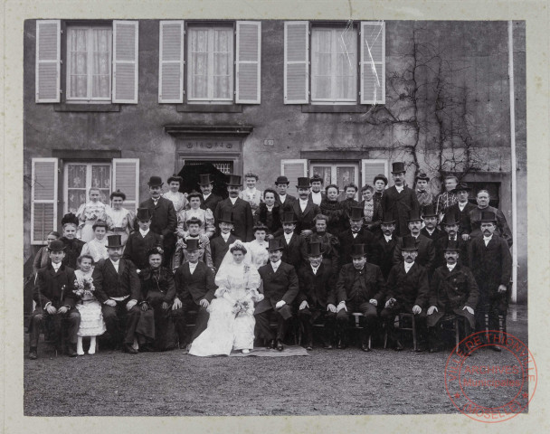 [Photo de groupe réalisée lors d'un mariage]