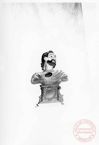 Buste situé sur l'autel de la chapelle du cimetière de Cattenom