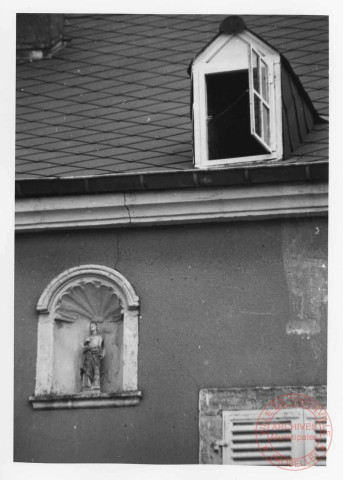 Façade d'une maison non identifiée à Koeking (Thionville). Statuette d'une Vierge posée dans une niche