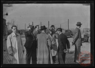 Foire exposition de 1948 - Autorités civiles sur la foire, des véhicules exposés au fond