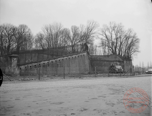 [Bastion II, place du Luxembourg et square du 11 Novembre au cours des travaux de démolition le 07 décembre 1961]