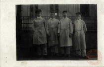 [Diedenhofen - Groupe de quatre soldats en tenue de malade posant devant un des bâtiments du Fort de Guentrange au début de l'année 1918]